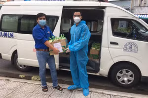 Đại diện Đoàn trường ĐH Kiên Giang gửi quà Trung thu cho nhân viên y tế để trao cho trẻ đang điều trị Covid-19.