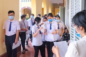 Cán bộ coi thi gọi thí sinh vào phòng thi (Kỳ thi tốt nghiệp THPT năm 2020 tại TP Cần Thơ).