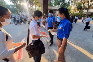 Học sinh Tiền Giang sát khuẩn tay trước khi vào trường.