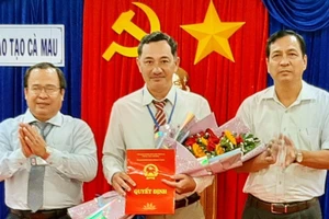 Tân Phó Giám đốc Sở GD&ĐT Phạm Hoàng Gan nhận quyết định bổ nhiệm.