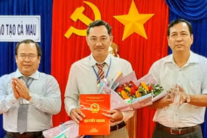 Tân Phó Giám đốc Sở GD&ĐT Phạm Hoàng Gan nhận quyết định bổ nhiệm.