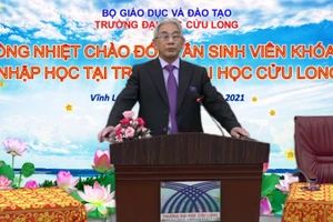 NGƯT.PGS.TS Lương Minh Cừ - Bí thư Đảng ủy, Hiệu trưởng nhà trường phát biểu tại buổi đón tiếp tân SV bằng hình thức trực tuyến.