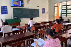 Cán bộ quản lý, giáo viên tham gia bồi dưỡng trực tuyến.