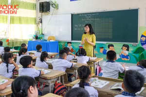 Cô, trò một trường tiểu học ở quận Ninh Kiều, TP Cần Thơ trong giờ học SGK mới.