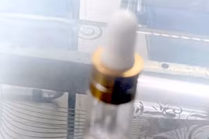 Lọ chất lạ mà nhóm HS ép em L. uống.