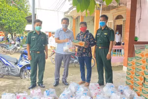 Đồn Biên phòng Vĩnh Châu bàn giao quà cho chính quyền địa phương để hỗ trợ cho người dân.