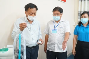 TS Hồ Thanh Tâm, Phó Hiệu trưởng Trường CĐ Cần Thơ bên máy CV19 sử dụng công nghệ Plasma được lắp đặt trên bầu quạt gió gia dụng.