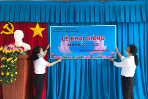 Giáo viên Trường Tiểu học Phú An, huyện Cai Lậy (Tiền Giang) chuẩn bị cho lễ khai giảng.