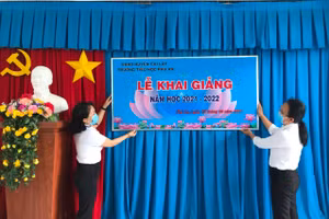 Giáo viên Trường Tiểu học Phú An, huyện Cai Lậy (Tiền Giang) chuẩn bị cho lễ khai giảng.