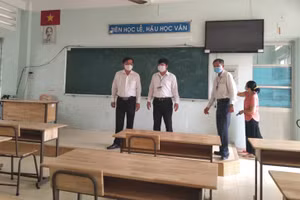 Lãnh đạo UBND tỉnh và Sở GD&ĐT Tiền Giang kiểm tra chuẩn bị thi tại Thị xã Gò Công sáng 5/7. 