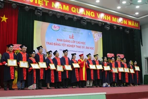 Lãnh đạo trường khen thưởng các học viên tốt nghiệp thạc sĩ loại xuất sắc và loại giỏi.