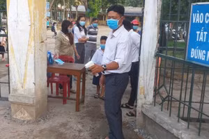 Trường học vùng biên giới huyện Hồng Ngự kiểm tra thân nhiệt HS trước khi vào lớp.