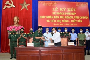 Đại diện lãnh đạo tỉnh Bạc Liêu và Quân khu 9 ký kết kế hoạch phối hợp. Ảnh: Văn Đông.