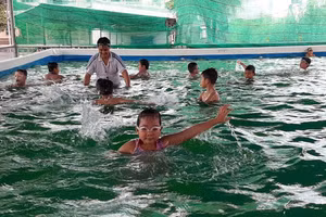 Dạy bơi cho học sinh Cà Mau.