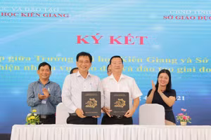TS Nguyễn Tuấn Khanh, Hiệu trưởng Trường ĐH Kiên Giang và ông Trần Quang Bảo, Giám đốc Sở GD&ĐT ký kết quy chế phối hợp.