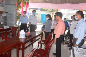 Bí thư Tỉnh ủy Đồng Tháp Lê Quốc Phong (thứ 2 từ trái sang) kiểm tra công tác chuẩn bị bầu cử tại TP Sa Đéc. Ảnh: D. Út.