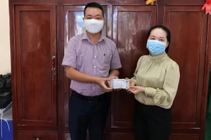 Tiếp nhận kinh phí ủng hộ từ phụ huynh em Nguyễn Khánh Ngọc.