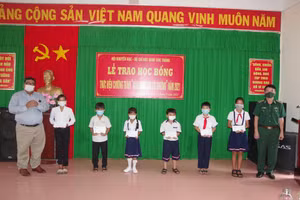 Lãnh đạo BĐBP Sóc Trăng và Hội khuyến học tỉnh trao học bổng cho HS hoàn cảnh khó khăn khu vực biên giới biển huyện Trần Đề.