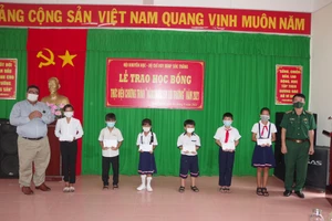 Lãnh đạo BĐBP Sóc Trăng và Hội khuyến học tỉnh trao học bổng cho HS hoàn cảnh khó khăn khu vực biên giới biển huyện Trần Đề.