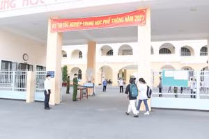 Thí sinh đến điểm thi tốt nghiệp THPT đợt 1 tại TP Mỹ Tho (Tiền Giang). Ảnh: X. Uyên.