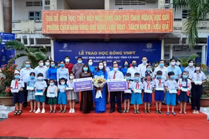 Trao học bổng và thiết bị dạy học trực tuyến cho HS nghèo.