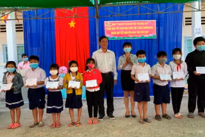 Ông Đoàn Văn Trí, Phó trưởng Phòng GD&ĐT huyện Hồng Ngự (Đồng Tháp) trao quà cho các em HS Việt kiều.