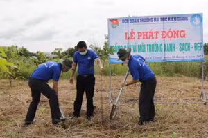 Trồng cây hưởng ứng lễ phát động trồng cây vì môi trường xanh - sạch - đẹp.