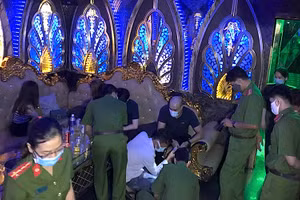 Lực lượng làm nhiệm vụ phát hiện cơ sở karaoke hoạt động vi phạm phòng chống dịch Covid-19.