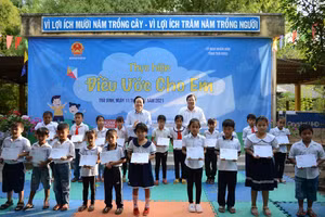 Lãnh đạo Bộ GD&ĐT cùng lãnh đạo tỉnh Trà Vinh trao quà Điều ước cho em cho HS Trường TH Đa Lộc A, huyện Châu Thành, Trà Vinh vào tháng 1.2021. Ảnh: Thế Đại.