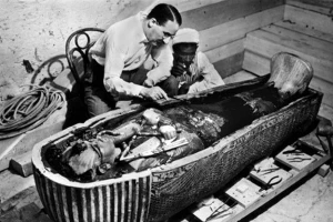 Nhà khảo cổ Howard Carter cùng xác ướp Tutankhamun. (Nguồn: Getty Images)