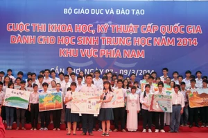 Các đội dự thi tham gia giới thiệu tại lễ khai mạc