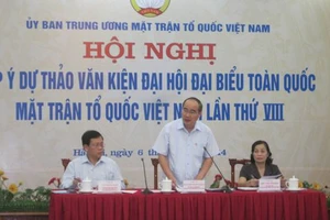 Ông Nguyễn Thiện Nhân – Chủ tịch Ủy ban Mặt trân Tổ quốc Việt Nam (đứng giữa) đang chủ trì Hội nghị