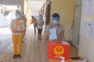 Cử tri tại điểm cách ly Trường Mầm non Mường Pồn bỏ phiếu