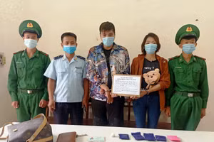 Hà Thị Giang (thứ 2 bên phải) và Trần Anh Tú (đứng giữa) tại cơ quan điều tra