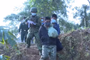 Dẫn giải anh em Lầu A Dụa và Lầu A Cú cùng tang vật về cơ quan điều tra