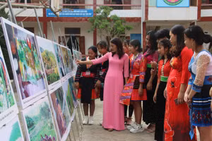 Cô giáo Lò Thị Viên (áo hồng) hướng dẫn học sinh trong giờ trải nghiệm