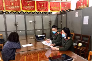 D.T.H (bên trái) tại cơ quan Công an