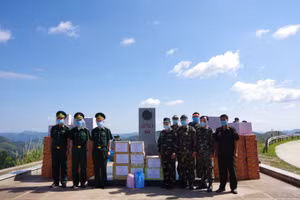 Bộ Chỉ huy BĐBP tỉnh Điện Biên trao vật tư phòng, chống dịch cho Bộ Chỉ huy Quân sự tỉnh Luông Pra Băng.