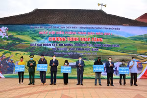 Đại diện lãnh đạo cấp ủy, chính quyền tỉnh Điện Biên và Bộ Chỉ huy Bộ đội biên phòng trao quà cho người dân