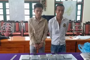 Các đối tượng cùng tang vật bị thu giữ.