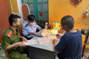 Cơ quan chức năng lấy lời khai của lái xe vi phạm. 