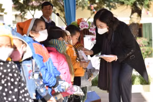 Thứ trưởng Ngô Thị Minh trao quà cho học sinh nghèo huyện Vân Hồ, Sơn La