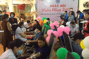 Đông đảo cán bộ, viên chức, hssv tham gia hiến máu