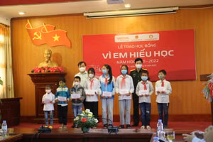 Ông Vừ A Bằng (áo trắng) - Phó chủ tịch UBND tỉnh và Thượng tá Vi Tiến Cường - Giám đốc Viettel Điện Biên trao học bổng cho học sinh huyện Điện Biên.