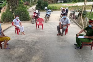 Cán bộ y tế, lực lượng công an đến vận động, tuyên truyền để chị B thành khẩn khai báo lịch trình di chuyển