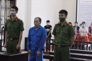 Giàng A Nếnh (áo xanh, đứng giữa) tại phiên xét xử sơ thẩm