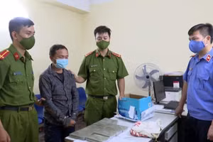 Giàng Bả Dế (thứ 2 bên trái) tại cơ quan Công an