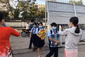 Các trường trên địa bàn Sơn La tăng cường kiểm tra thân nhiệt khi học sinh đến lớp. (Ảnh minh họa).