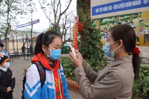 Kiểm tra thân nhiệt cho học sinh trước khi đến lớp