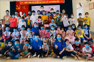 Các tình nguyện viên chụp ảnh lưu niệm tại buổi bế mạc lớp dạy Tiếng Anh cộng đồng tại huyện Vân Hồ - Mộc Châu.